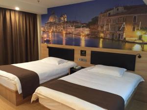南汇尚客优精选上海浦东新区国际旅游度假区店的两张位于酒店客房的床,墙上挂着一幅画