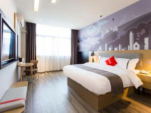临沂市尚客优临沂沂河路酒店的酒店客房设有一张大床和一张书桌。