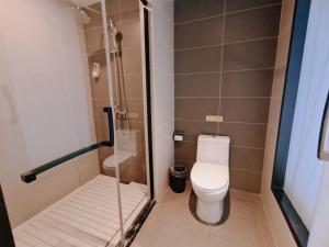 绵阳尚客优品绵阳师范学院酒店的一间带卫生间和淋浴的小浴室