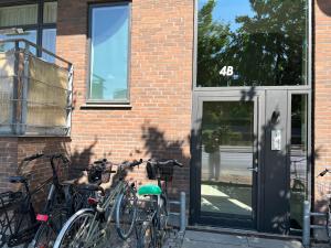 哥本哈根Copenhagen centre luxury apartment - Østerbro的停在砖砌建筑旁边的一群自行车