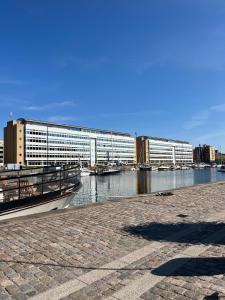 哥本哈根Copenhagen centre luxury apartment - Østerbro的河边一座大型建筑,里面装有船只