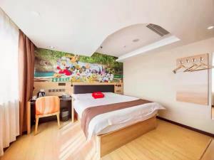 南汇尚客优精选上海浦东新区国际旅游度假区店的一间卧室配有一张床、一张书桌和一幅画