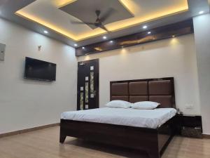 瓦拉纳西Surya Niwesh 103的一间卧室设有一张带天花板的大床