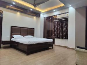 瓦拉纳西Surya Niwesh 103的一间卧室配有一张大床和一个衣柜