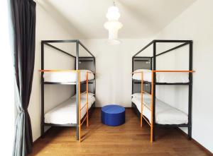 那不勒斯Tric Trac Hostel的小型客房设有2张双层床和天花板。
