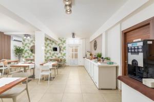 法扎纳尼娜公寓的餐厅拥有白色的墙壁和桌子,设有厨房
