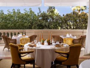 蒙特卡罗Hôtel Métropole Monte-Carlo - Deux restaurants étoilés的庭院内带桌椅的用餐室