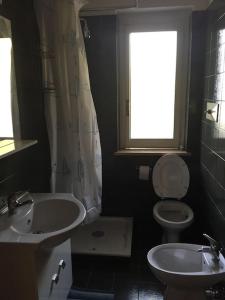 科帕内罗Bilo Copanello Imminens Mari的一间带水槽和卫生间的浴室以及窗户。