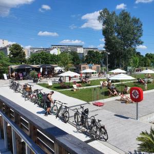 格拉茨Stilvolle moderne 3-Zimmerwohnung的停在一座公园桥上的一排自行车