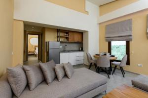 斯卡拉拉乔伊Olea Luxury Villa的带沙发的客厅和厨房