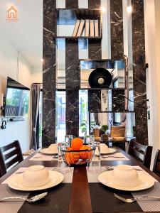 Ban Tha KupBaan lang lek บ้านหลังเล็ก的用餐室配有带黑色台面的桌子