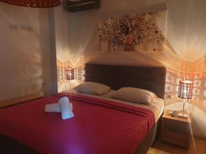 科佩尔穆赛慕旅舍的卧室配有红色的床,上面有白色的物品