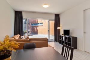 埃因霍温Hertog 2 Modern and perfectly located apartment的客厅配有沙发和桌子