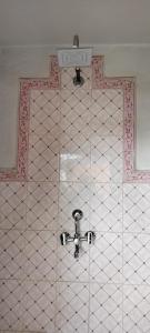 PanaotiCOMMUNITY HOLIDAY INN的一间带水槽和瓷砖墙的浴室