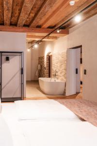 因斯布鲁克H5 Grauer Bär Studios & More的带浴缸和盥洗盆的大浴室