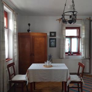 HáromhutaKarádi Vendégház的一间带桌子和两把椅子的用餐室