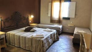 斯克佩罗巴格里奥德洛津加罗酒店的酒店客房设有两张床和窗户。