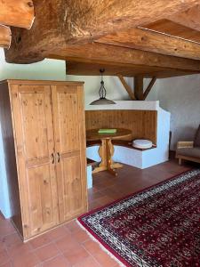 EschenbachCharming alps apartment perfect for walk/cycle/ski的一间设有桌子和橱柜的房间,并铺有地毯