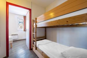夏蒙尼-勃朗峰玛伊瓦利维耶尔的一间卧室设有两张双层床和一扇窗户。