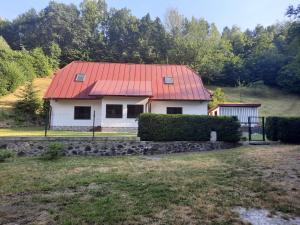 班斯卡 - 什佳夫尼察Domček pod lesíkom的白色房子,有红色屋顶