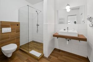 布拉迪斯拉发伊丽莎白旧城旅馆的白色的浴室设有卫生间和水槽。