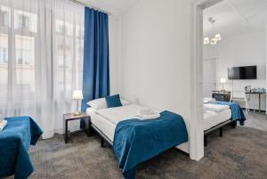 布拉迪斯拉发伊丽莎白旧城旅馆的酒店客房设有两张床和窗户。