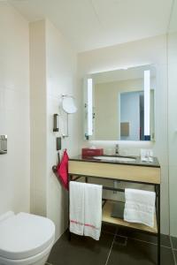 马斯喀特IntercityHotel Muscat的一间带水槽、卫生间和镜子的浴室