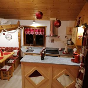 夏蒙尼-勃朗峰Mazot le Petit Drus的厨房配有水槽和台面