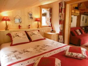 夏蒙尼-勃朗峰Mazot le Petit Drus的一间卧室,卧室内配有一张大床