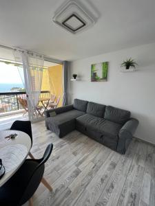 法纳贝海滩Lookout Point Tenerife Holiday Apartment Las Americas的客厅配有沙发和桌子