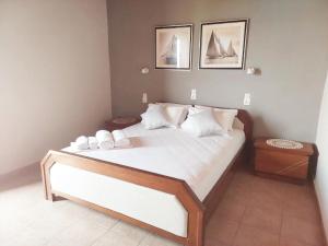 阿吉亚努美利Agia Roumeli Hotel的卧室配有一张带白色床单和枕头的大床。
