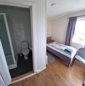 NordmannsetSleep In的小房间设有床和卫生间