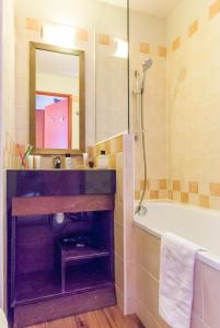 阿沃里亚兹萨斯基亚法莱斯皮埃尔假日酒店的一间带水槽、浴缸和镜子的浴室