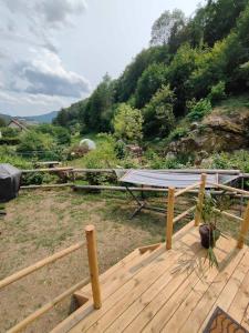 弗瑞兰la Yourte des Bibis的山景甲板上的野餐桌