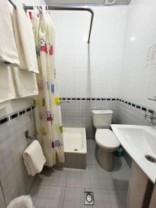 撒马尔罕卡文赛瑞酒店的白色的浴室设有卫生间和水槽。