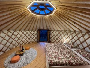 罗卡蒂德里Agriturismo Pereti的蒙古包内带2张床的客房,设有窗户