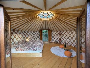 罗卡蒂德里Agriturismo Pereti的蒙古包内一间卧室,配有一张床和一个窗户