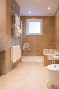 拉科鲁尼亚阿文尼达酒店的带淋浴、卫生间和盥洗盆的浴室