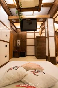 庞特卡格纳诺卡洛赛罗酒店的一间卧室设有一张床,天花板上配有电视。