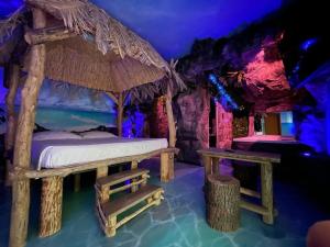 庞特卡格纳诺卡洛赛罗酒店的一间洞穴内床的卧室