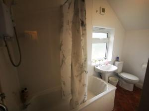 德比Twin Room - Sutherland Place的带浴缸、卫生间和盥洗盆的浴室