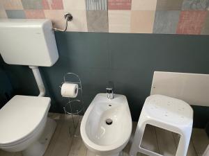 法尔科内La casa dell’Aurora的浴室配有白色卫生间和坐浴盆。