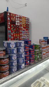 科布列季White Hotel的商店柜台上的一堆罐头食品
