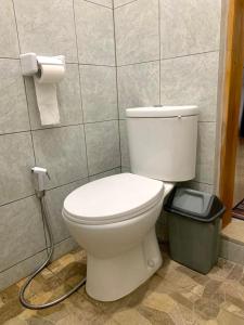 罗威那Penginapan Sedap Malam的浴室设有白色卫生间和垃圾桶。
