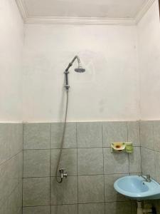 罗威那Penginapan Sedap Malam的带淋浴的浴室