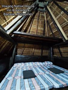 巴纳韦美景露台西望酒店的一张位于带屋顶的客房内的大床