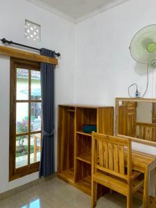 罗威那Penginapan Sedap Malam的客房设有木凳和窗户。