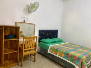 罗威那Penginapan Sedap Malam的一间卧室配有一张床、镜子和椅子