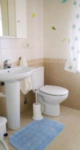 布埃乌Mi casa es la tuya的浴室配有白色卫生间和盥洗盆。