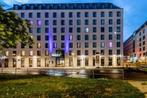 德累斯顿Premier Inn Dresden City Zentrum的前面有紫色灯的建筑